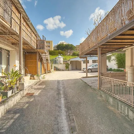 Duplex Proche De Centre Et A 2min A Pied De La Apartment